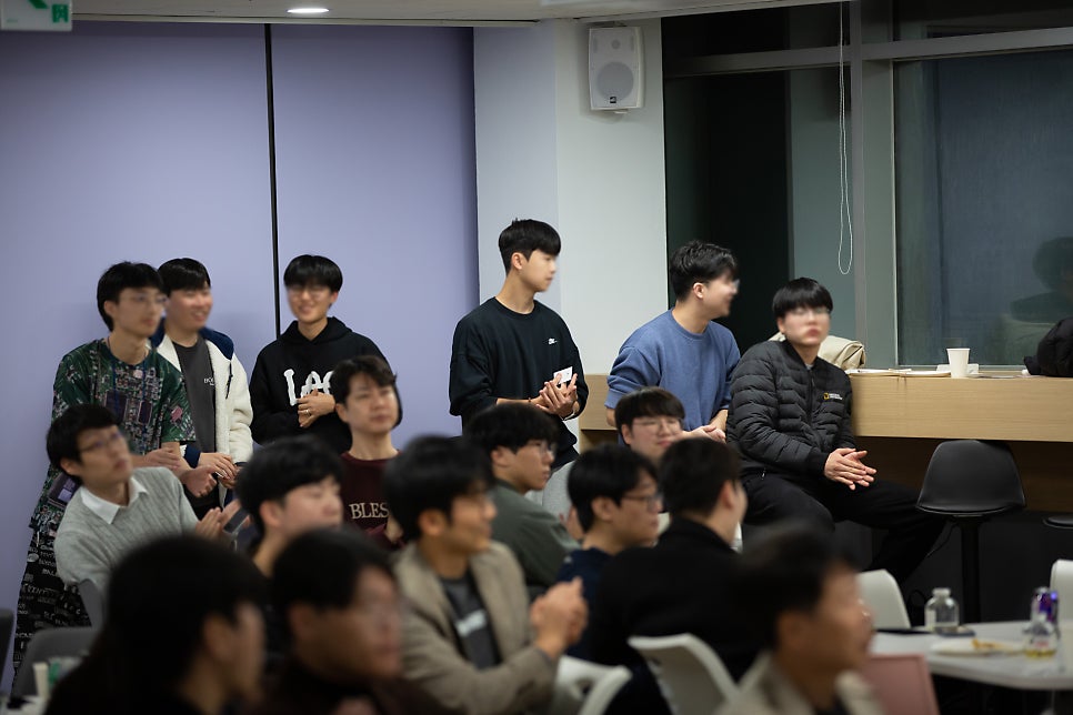 집중해서 듣는 청중