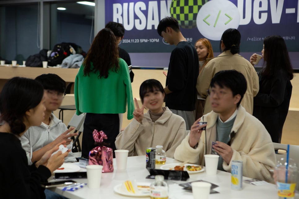 자연스러운 대화 나누는 모습