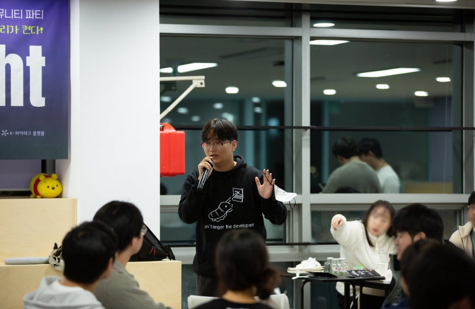 마이크를 든 진행자