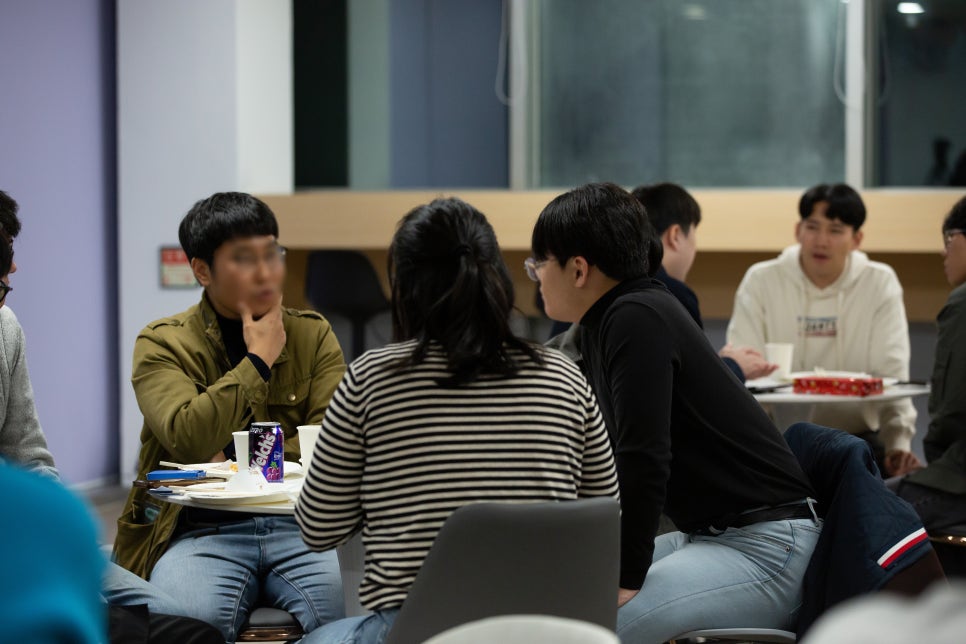 대화 나누는 모습