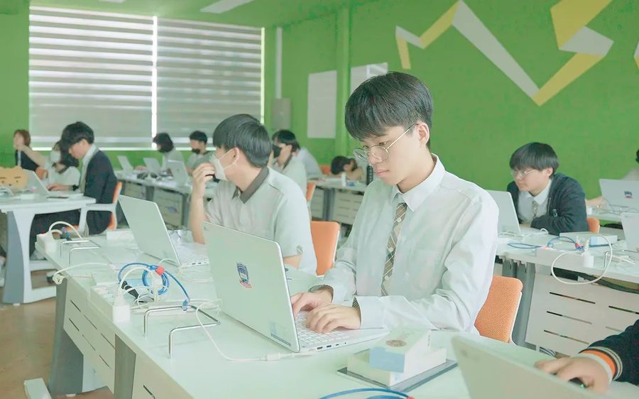 학생들이 노트북으로 AI코스웨어 수업을 듣는 모습