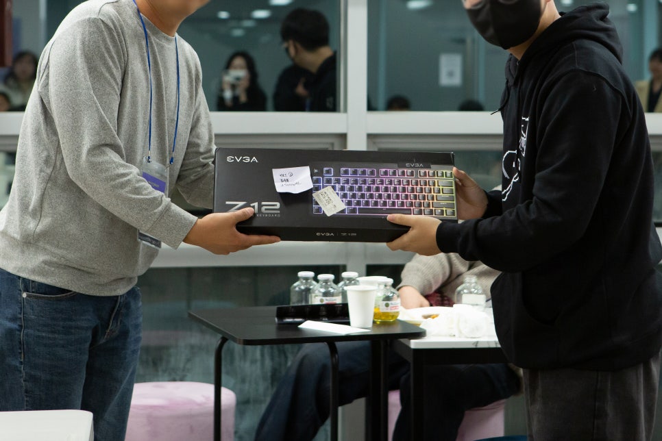 키보드를 주고받는 모습